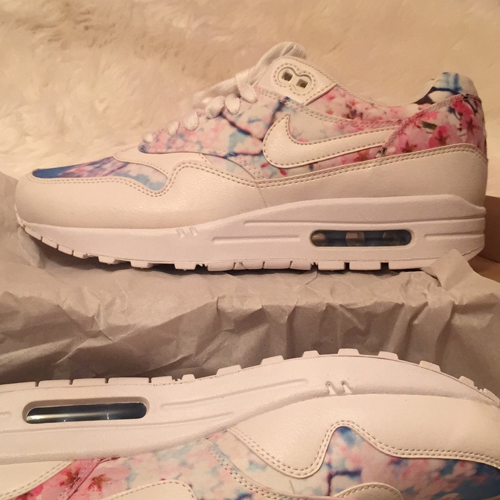 Nike air max size 9.5 women’s cherry blossom